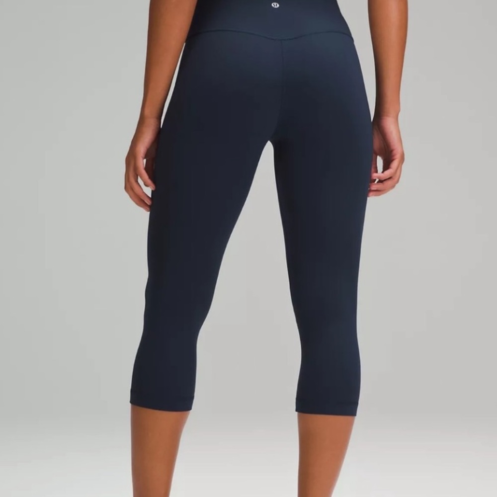 Lululemon cropped leggings navy. Excellent condition.